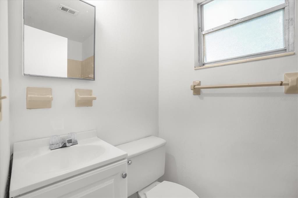 合同活跃: $219,000 (2 贝兹, 2 浴室, 1129 平方英尺)