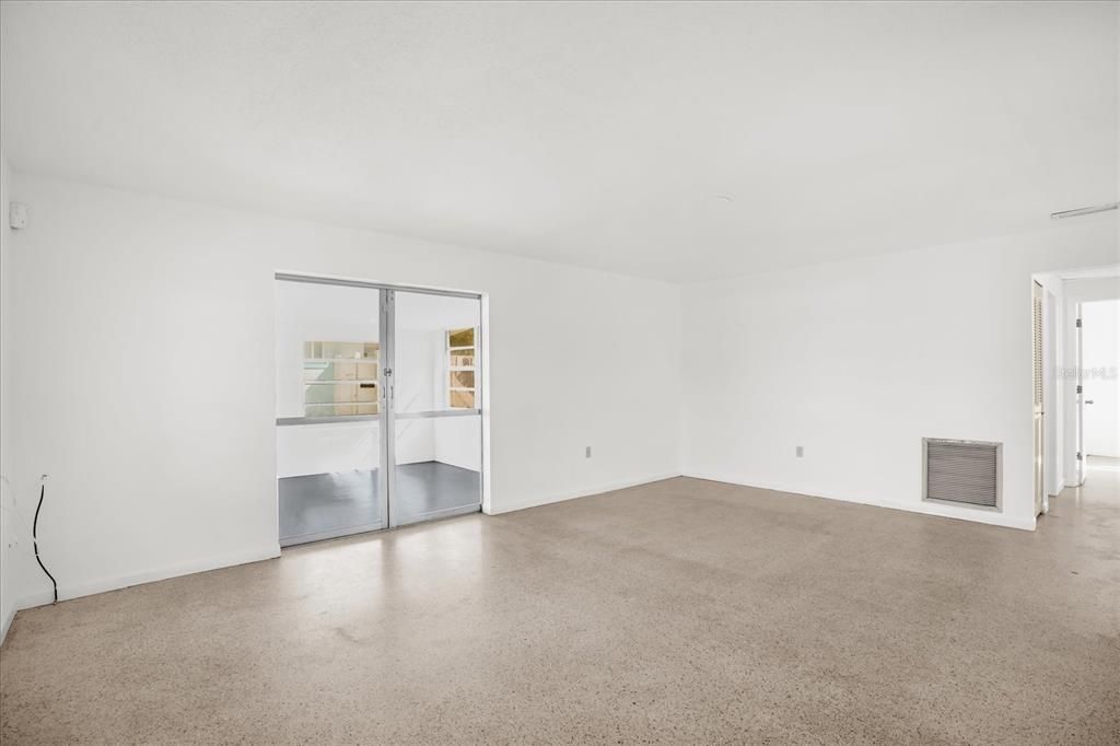 合同活跃: $219,000 (2 贝兹, 2 浴室, 1129 平方英尺)