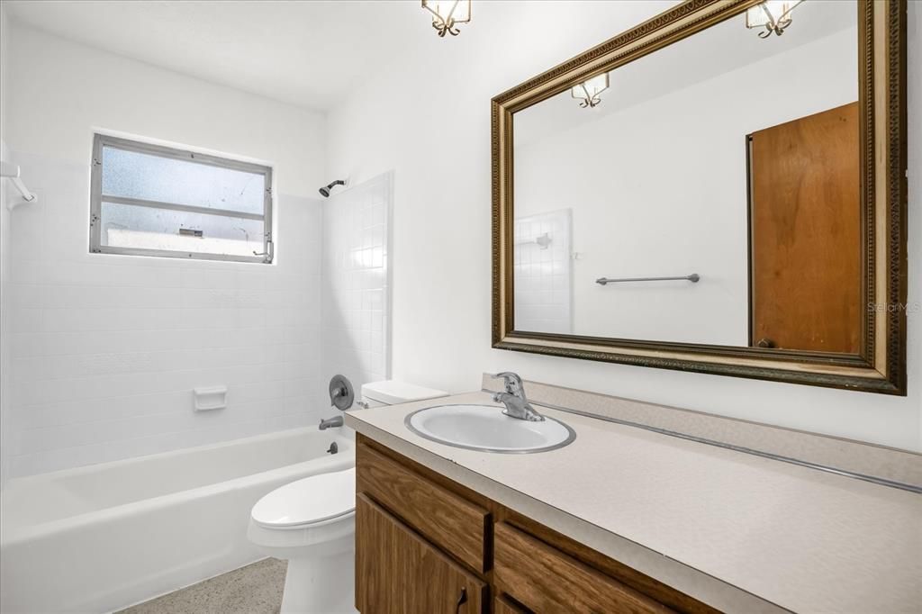 合同活跃: $219,000 (2 贝兹, 2 浴室, 1129 平方英尺)