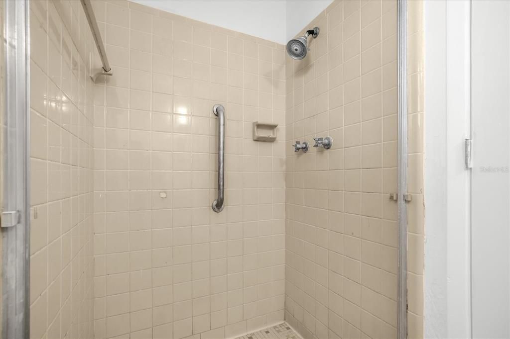 合同活跃: $219,000 (2 贝兹, 2 浴室, 1129 平方英尺)