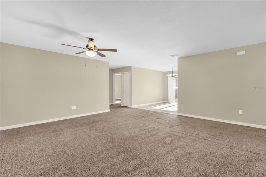 合同活跃: $239,000 (3 贝兹, 2 浴室, 1335 平方英尺)