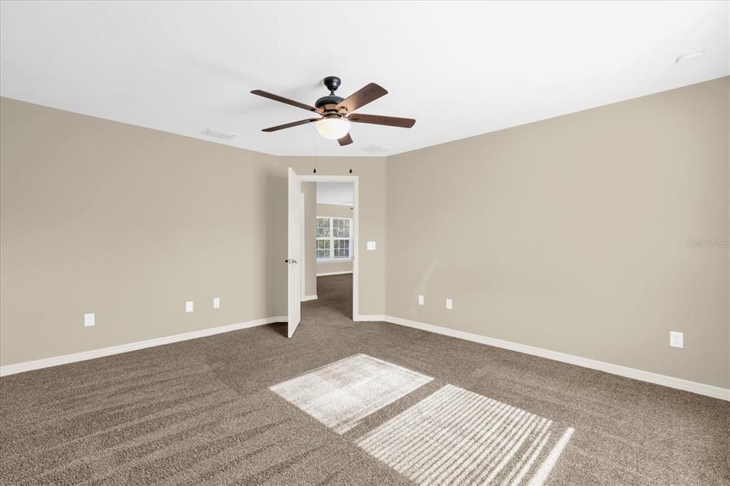 合同活跃: $239,000 (3 贝兹, 2 浴室, 1335 平方英尺)