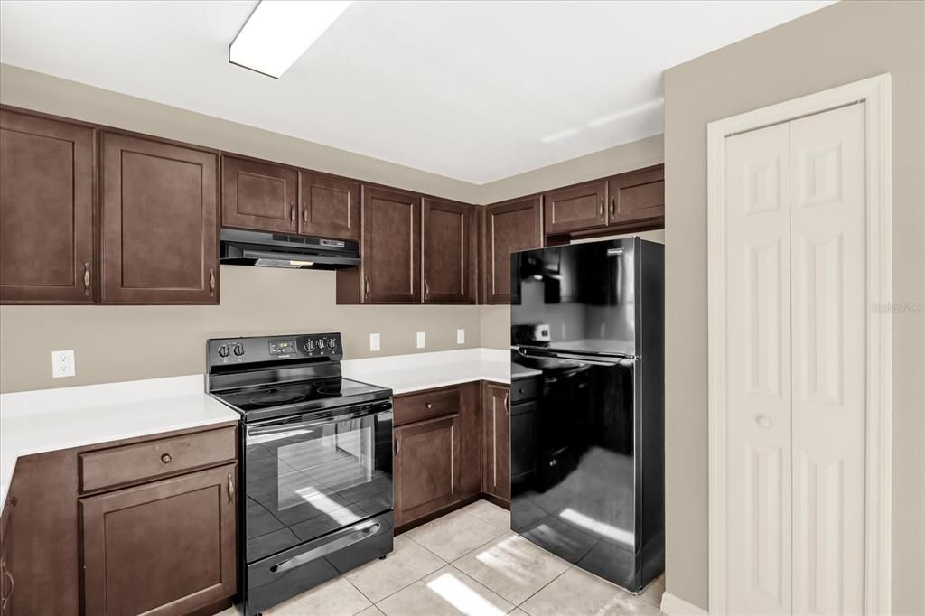 合同活跃: $239,000 (3 贝兹, 2 浴室, 1335 平方英尺)