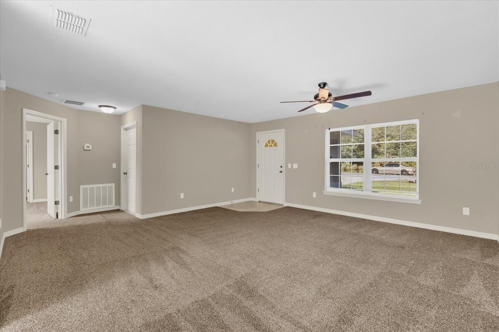 合同活跃: $239,000 (3 贝兹, 2 浴室, 1335 平方英尺)