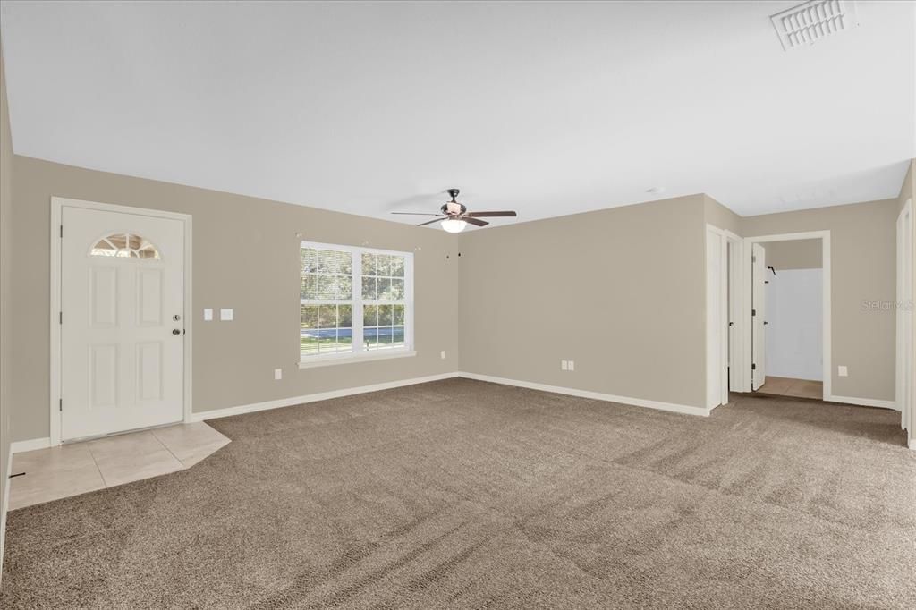 合同活跃: $239,000 (3 贝兹, 2 浴室, 1335 平方英尺)