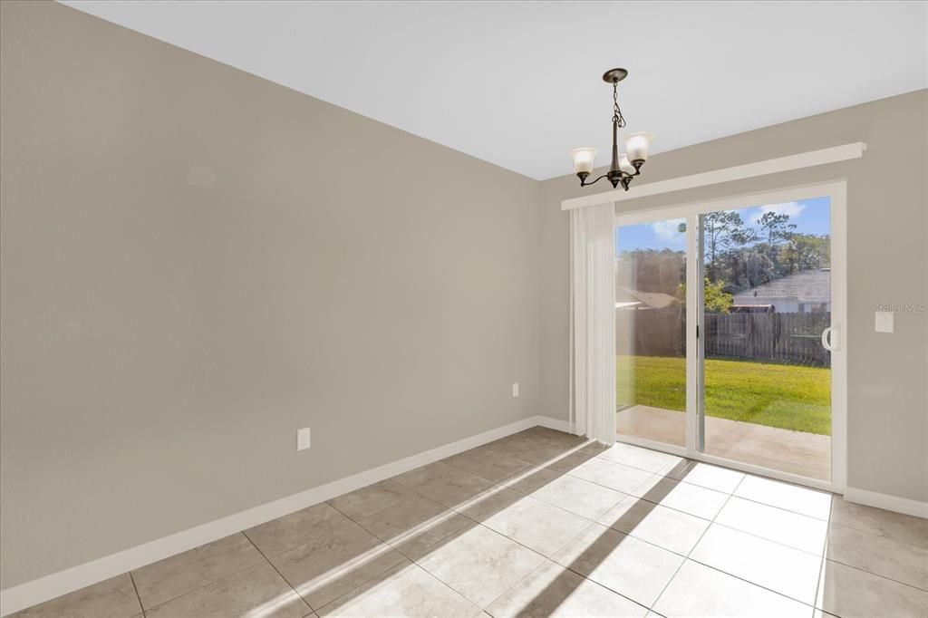 合同活跃: $239,000 (3 贝兹, 2 浴室, 1335 平方英尺)