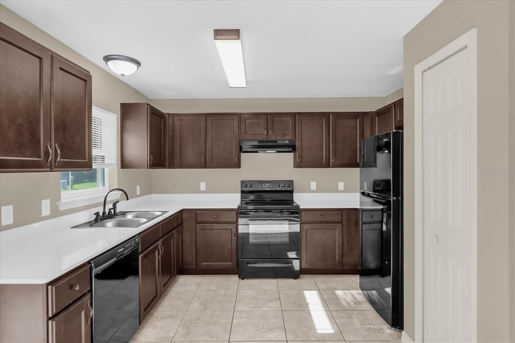 合同活跃: $239,000 (3 贝兹, 2 浴室, 1335 平方英尺)