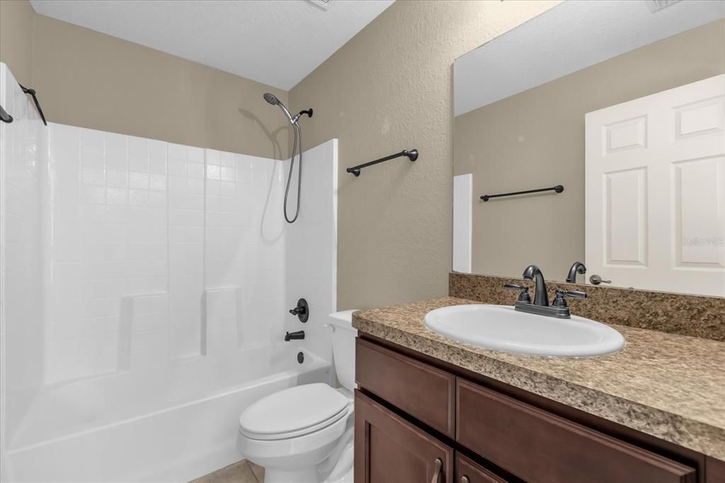 合同活跃: $239,000 (3 贝兹, 2 浴室, 1335 平方英尺)