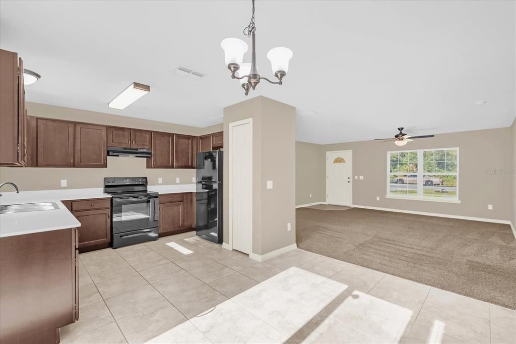 合同活跃: $239,000 (3 贝兹, 2 浴室, 1335 平方英尺)