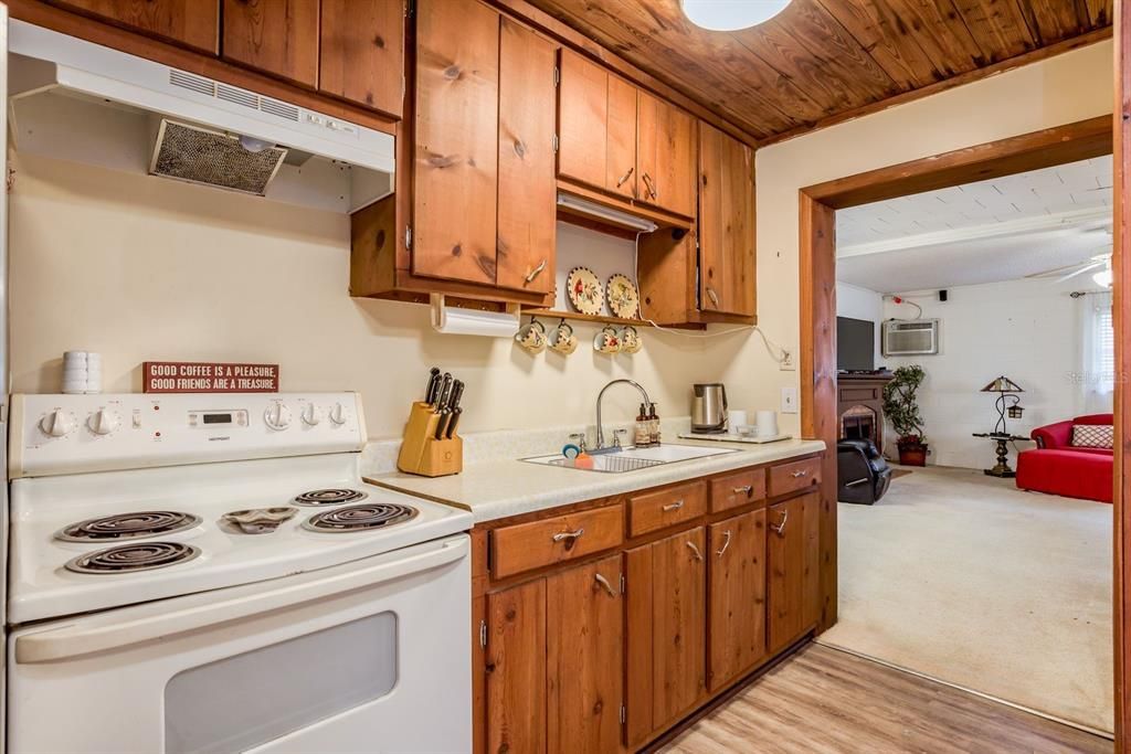 For Sale: $535,000 (7 beds, 6 baths, 3416 Square Feet)