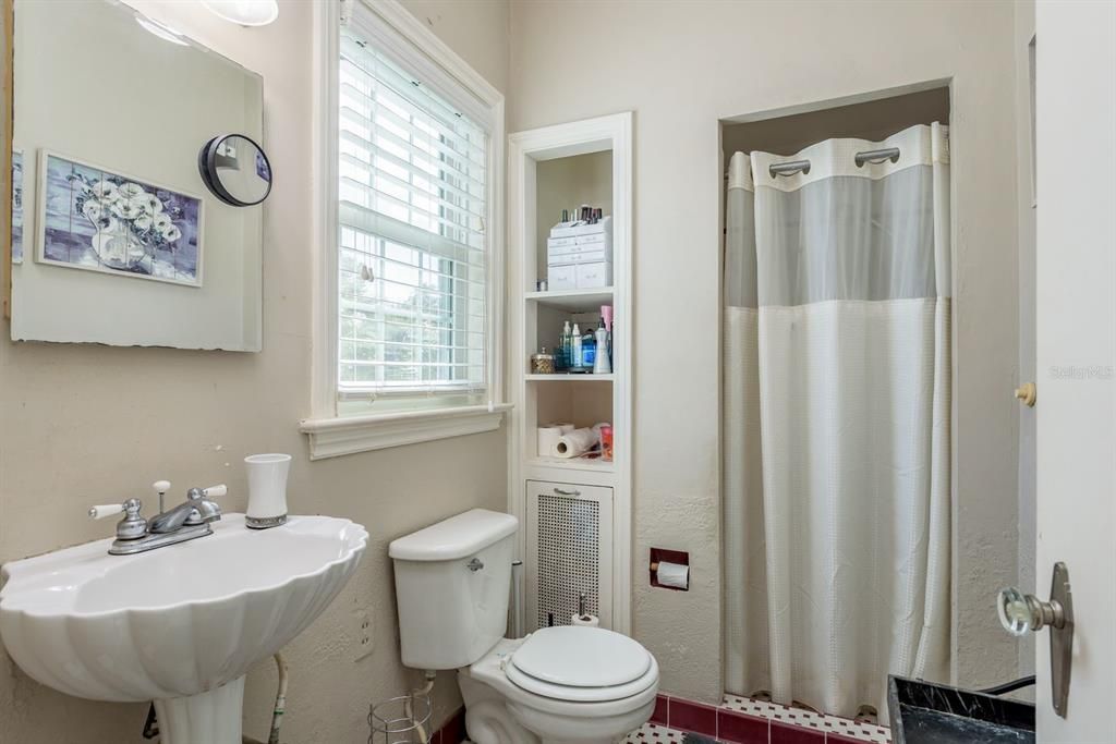 For Sale: $535,000 (7 beds, 6 baths, 3416 Square Feet)