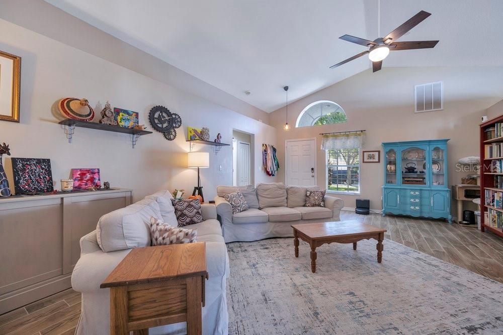 Под контрактом: $298,000 (3 спален, 2 ванн, 1618 Квадратных фут)