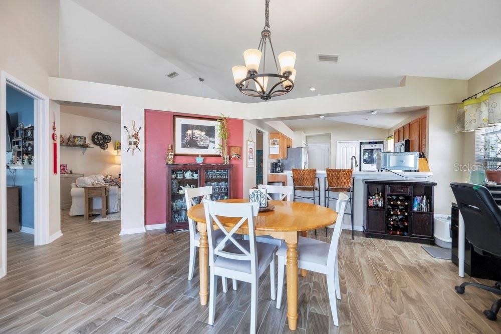 Под контрактом: $298,000 (3 спален, 2 ванн, 1618 Квадратных фут)