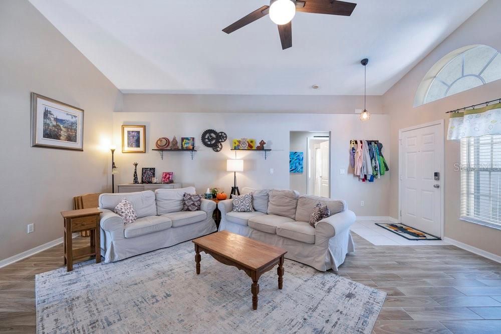 Под контрактом: $298,000 (3 спален, 2 ванн, 1618 Квадратных фут)