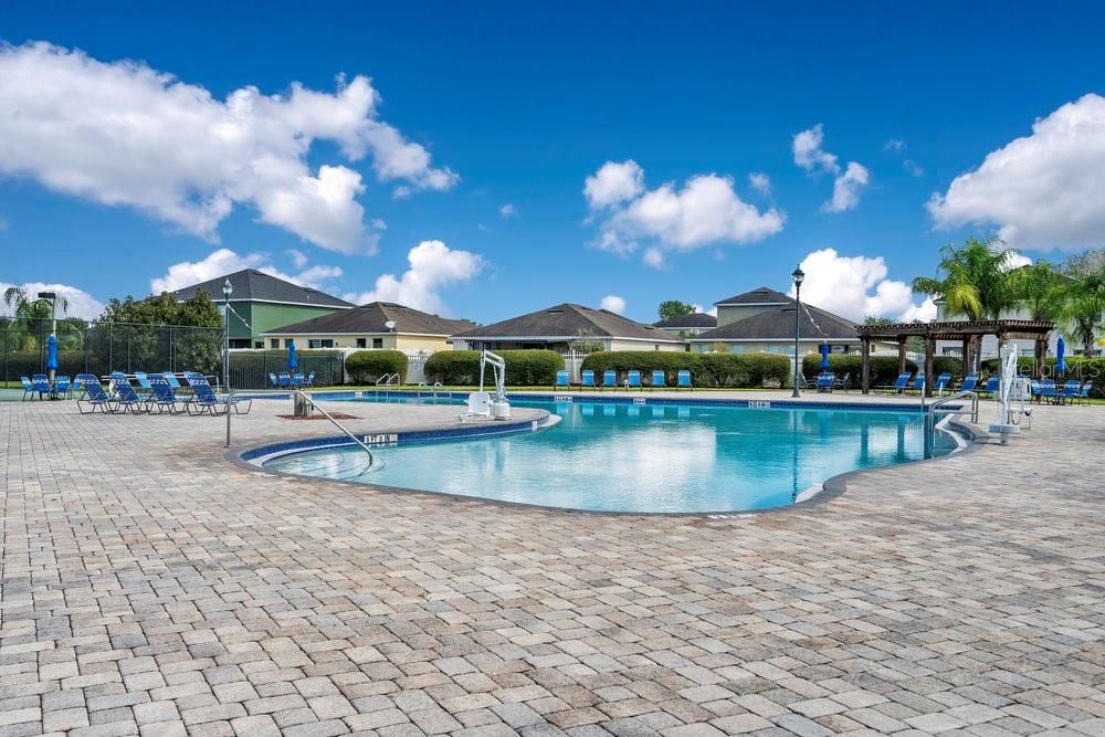 Под контрактом: $298,000 (3 спален, 2 ванн, 1618 Квадратных фут)