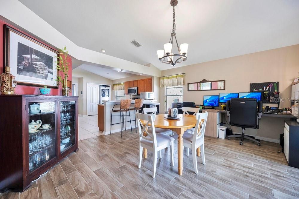 Под контрактом: $298,000 (3 спален, 2 ванн, 1618 Квадратных фут)