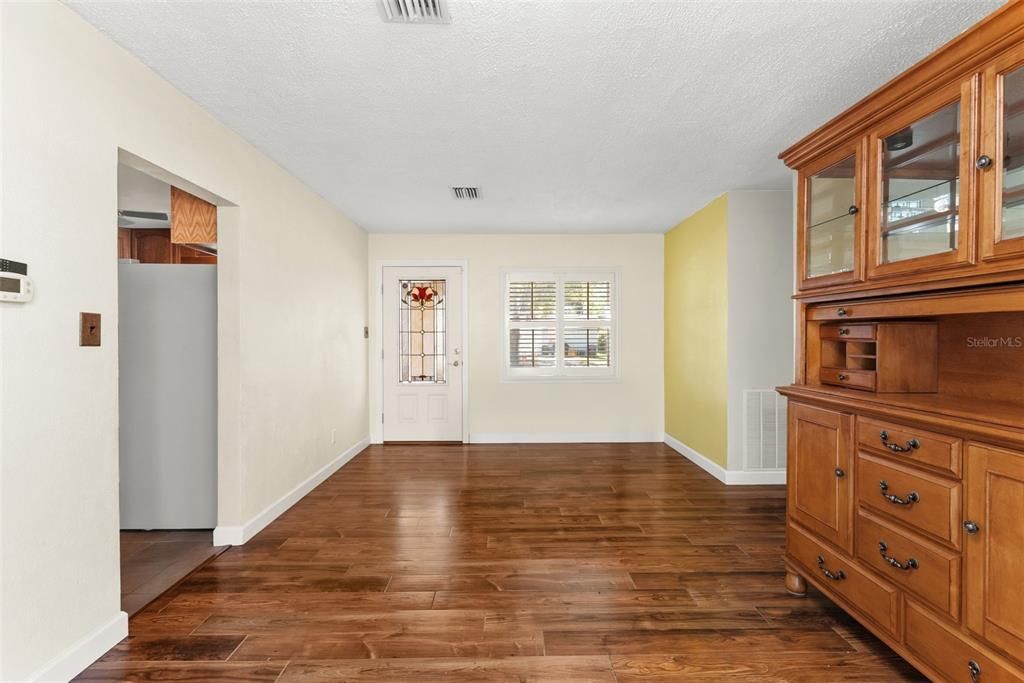 Activo con contrato: $240,000 (3 camas, 1 baños, 1501 Pies cuadrados)