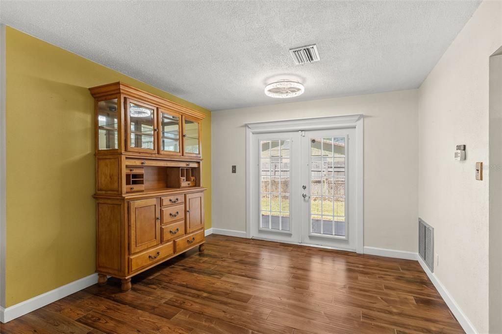 Activo con contrato: $240,000 (3 camas, 1 baños, 1501 Pies cuadrados)