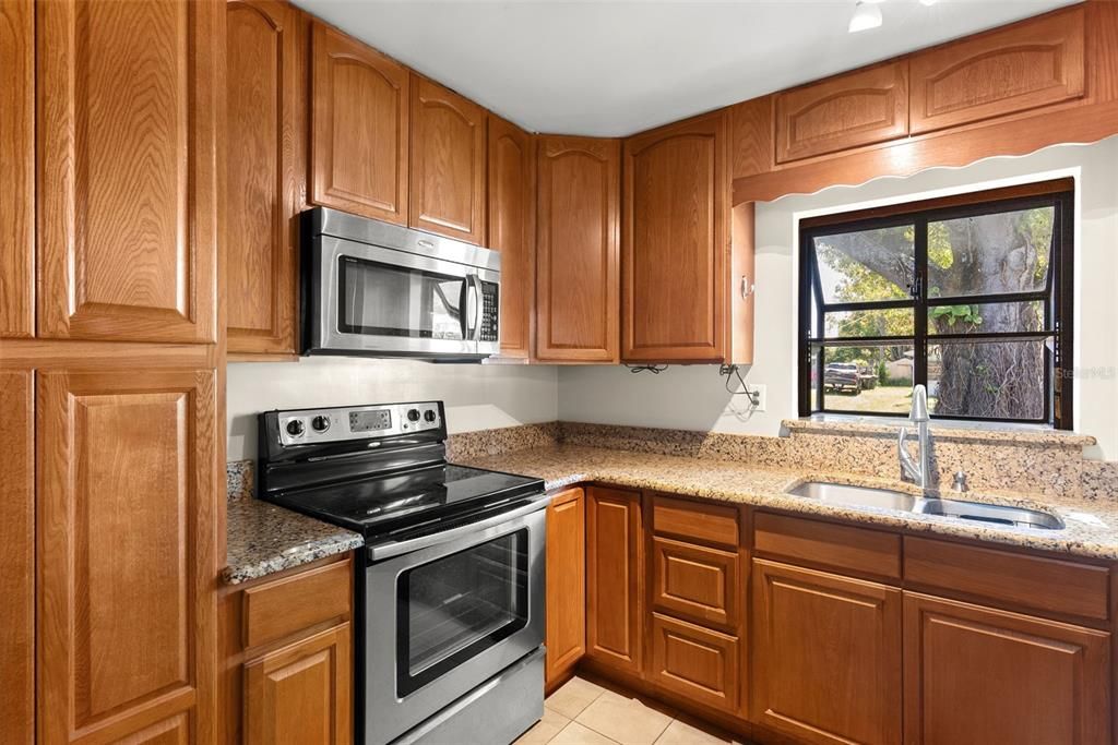 Activo con contrato: $240,000 (3 camas, 1 baños, 1501 Pies cuadrados)