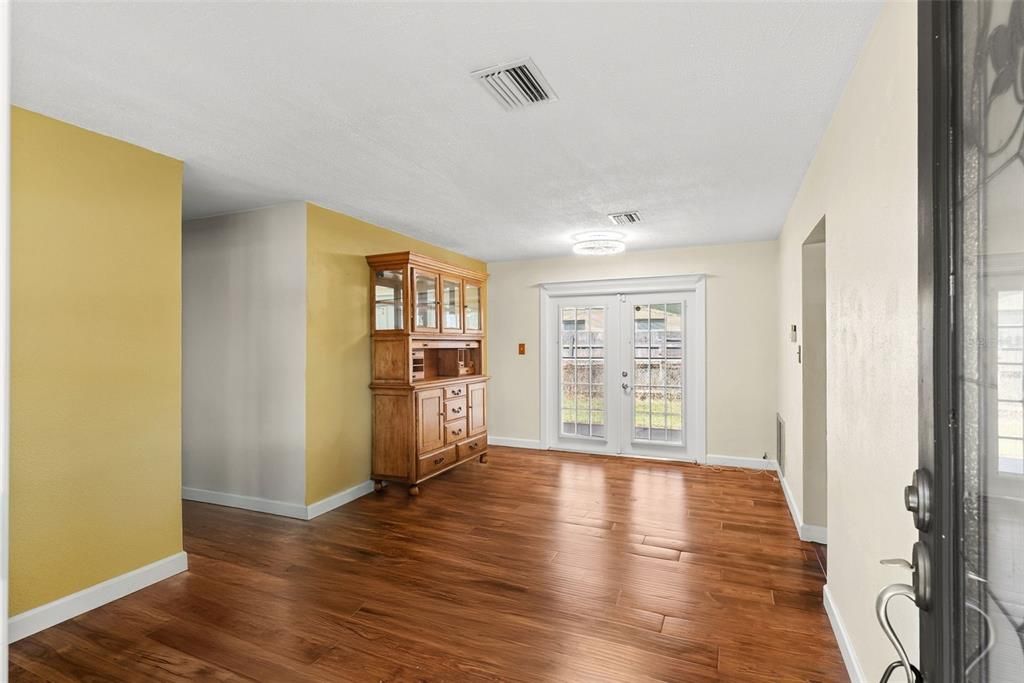 Activo con contrato: $240,000 (3 camas, 1 baños, 1501 Pies cuadrados)