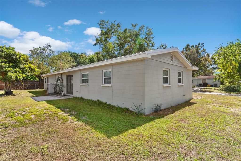 Activo con contrato: $240,000 (3 camas, 1 baños, 1501 Pies cuadrados)