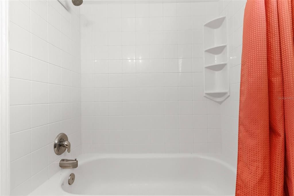 Activo con contrato: $240,000 (3 camas, 1 baños, 1501 Pies cuadrados)