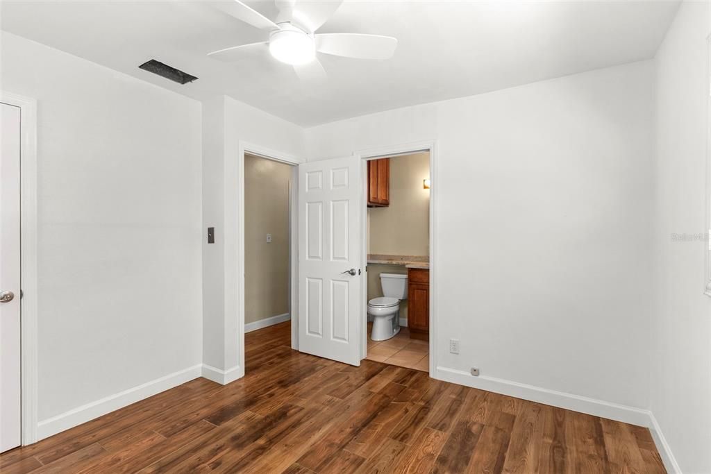 Activo con contrato: $240,000 (3 camas, 1 baños, 1501 Pies cuadrados)