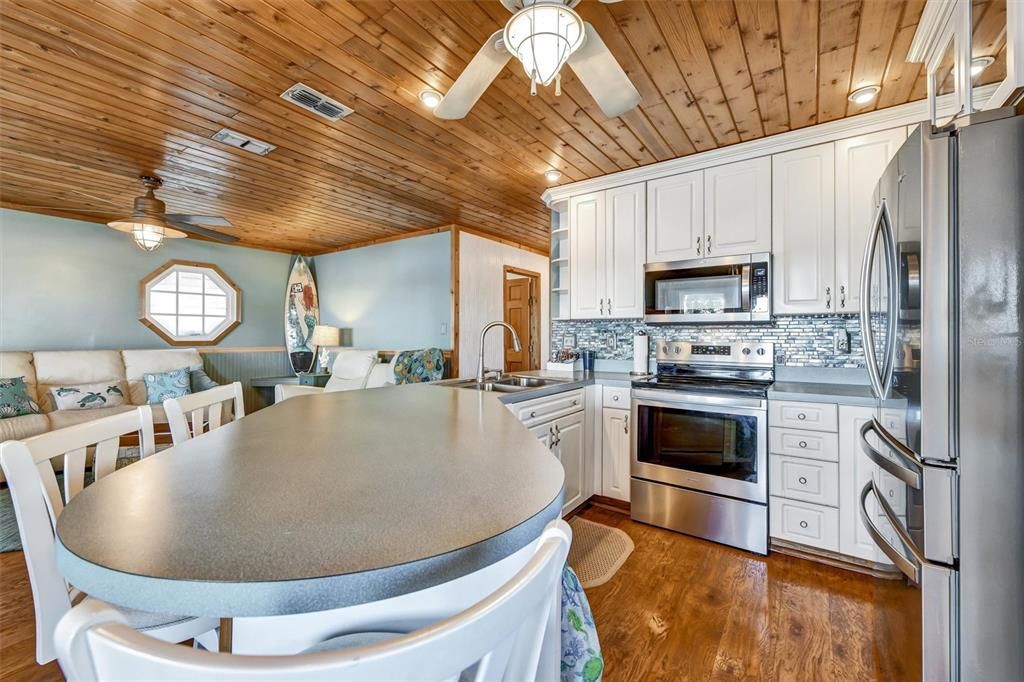 На продажу: $549,000 (2 спален, 1 ванн, 864 Квадратных фут)