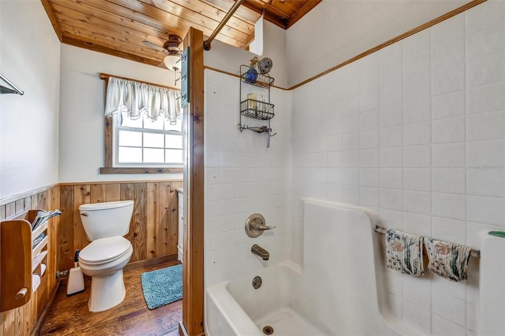 На продажу: $549,000 (2 спален, 1 ванн, 864 Квадратных фут)