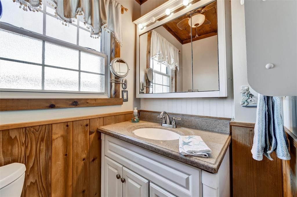 На продажу: $549,000 (2 спален, 1 ванн, 864 Квадратных фут)