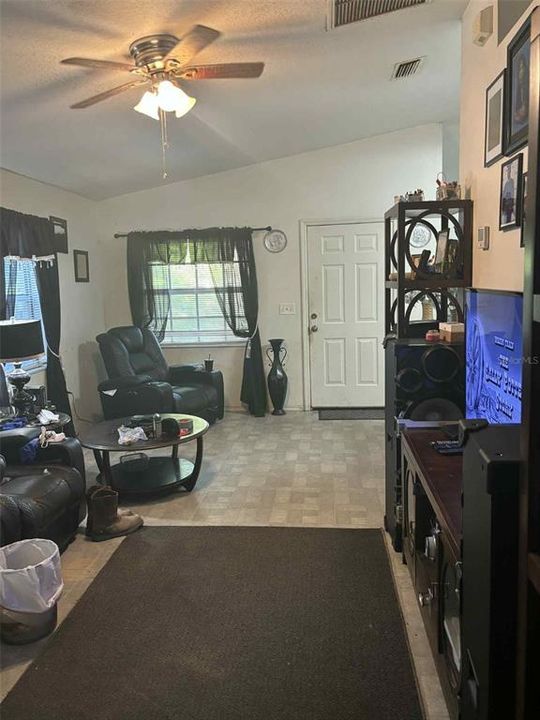 For Sale: $250,000 (4 beds, 2 baths, 1156 Square Feet)