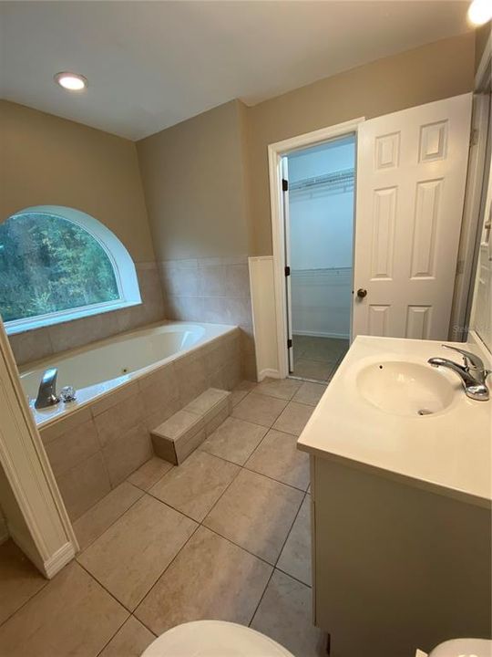Active With Contract: $1,675 (4 beds, 2 baths, 1575 Square Feet)