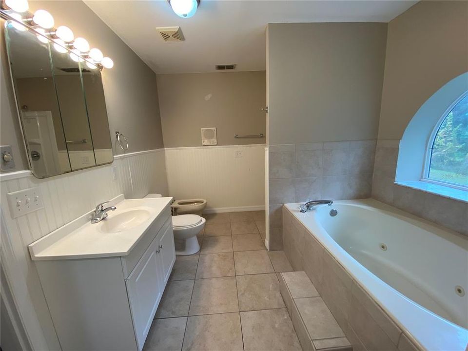 Active With Contract: $1,675 (4 beds, 2 baths, 1575 Square Feet)