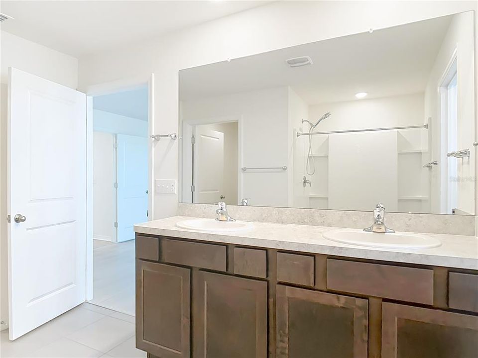 For Sale: $384,900 (5 beds, 3 baths, 2605 Square Feet)