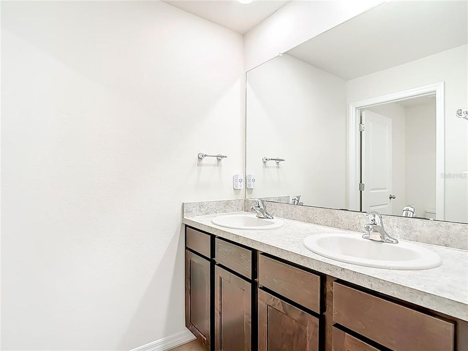 For Sale: $384,900 (5 beds, 3 baths, 2605 Square Feet)