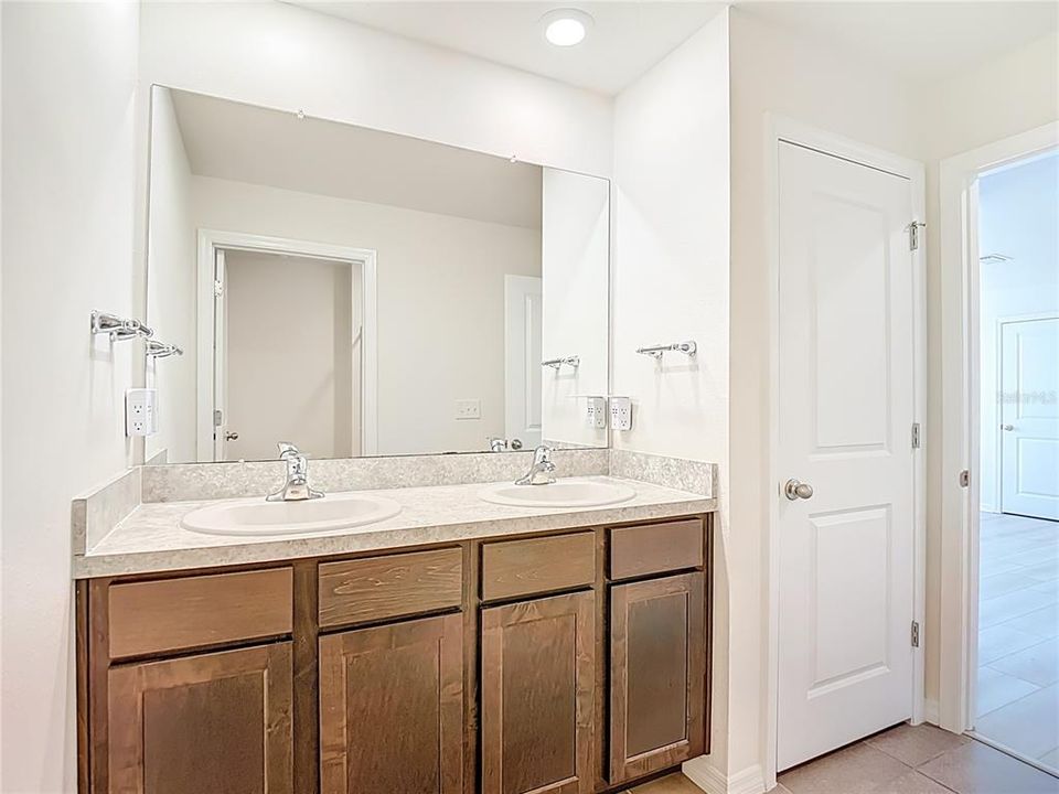 For Sale: $384,900 (5 beds, 3 baths, 2605 Square Feet)