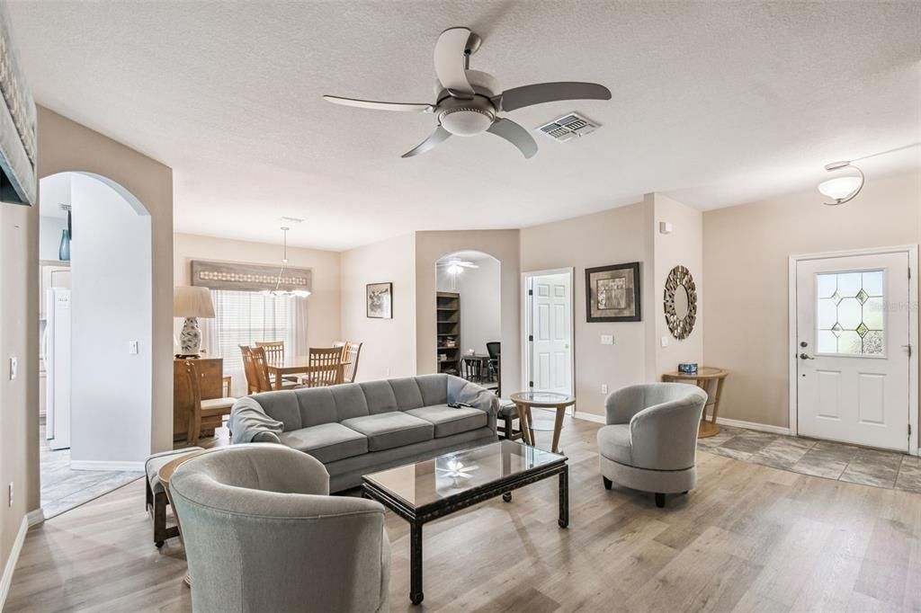 На продажу: $305,000 (2 спален, 2 ванн, 1840 Квадратных фут)