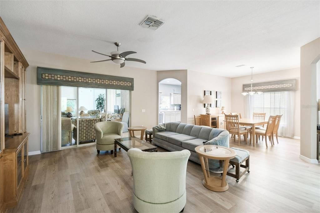 На продажу: $305,000 (2 спален, 2 ванн, 1840 Квадратных фут)