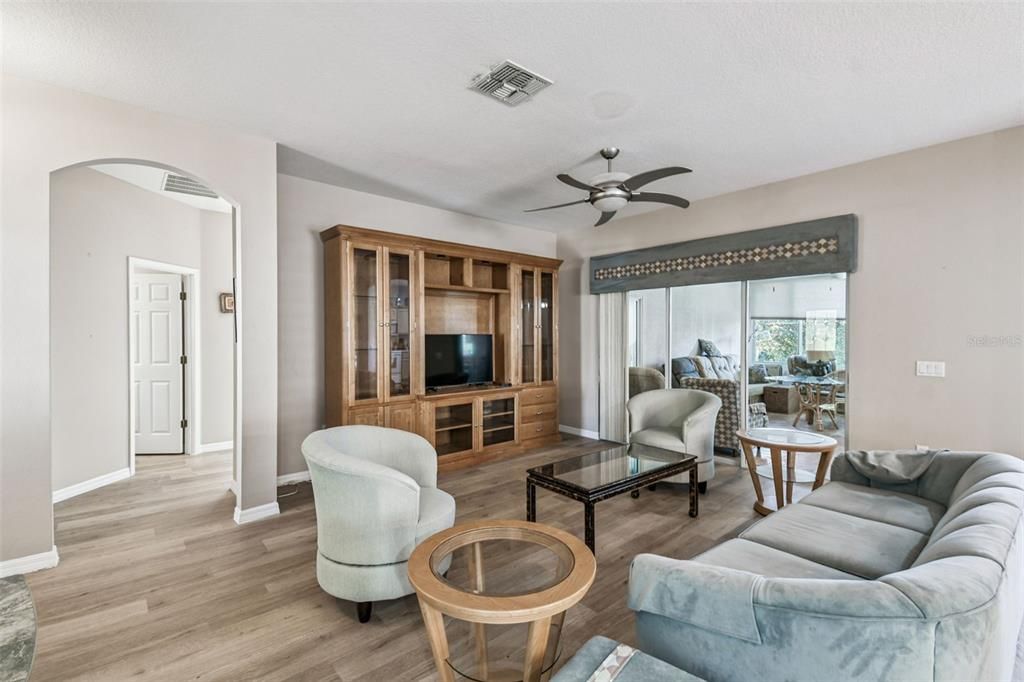 На продажу: $305,000 (2 спален, 2 ванн, 1840 Квадратных фут)