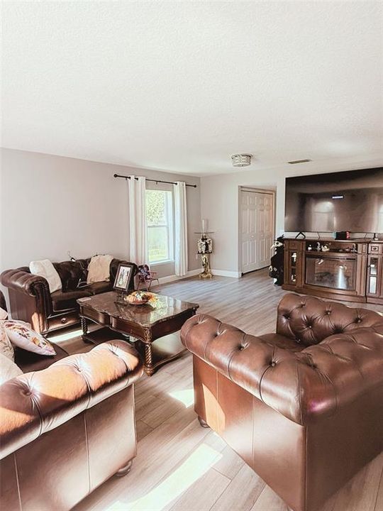 En Venta: $425,000 (4 camas, 3 baños, 3124 Pies cuadrados)