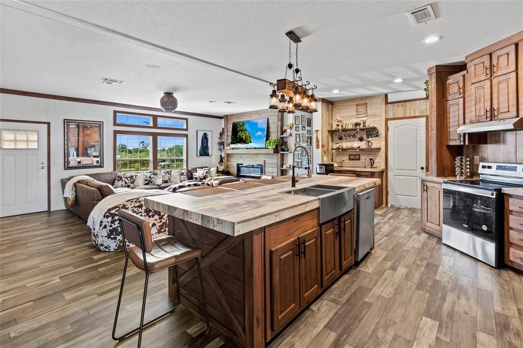 На продажу: $295,900 (3 спален, 2 ванн, 1661 Квадратных фут)