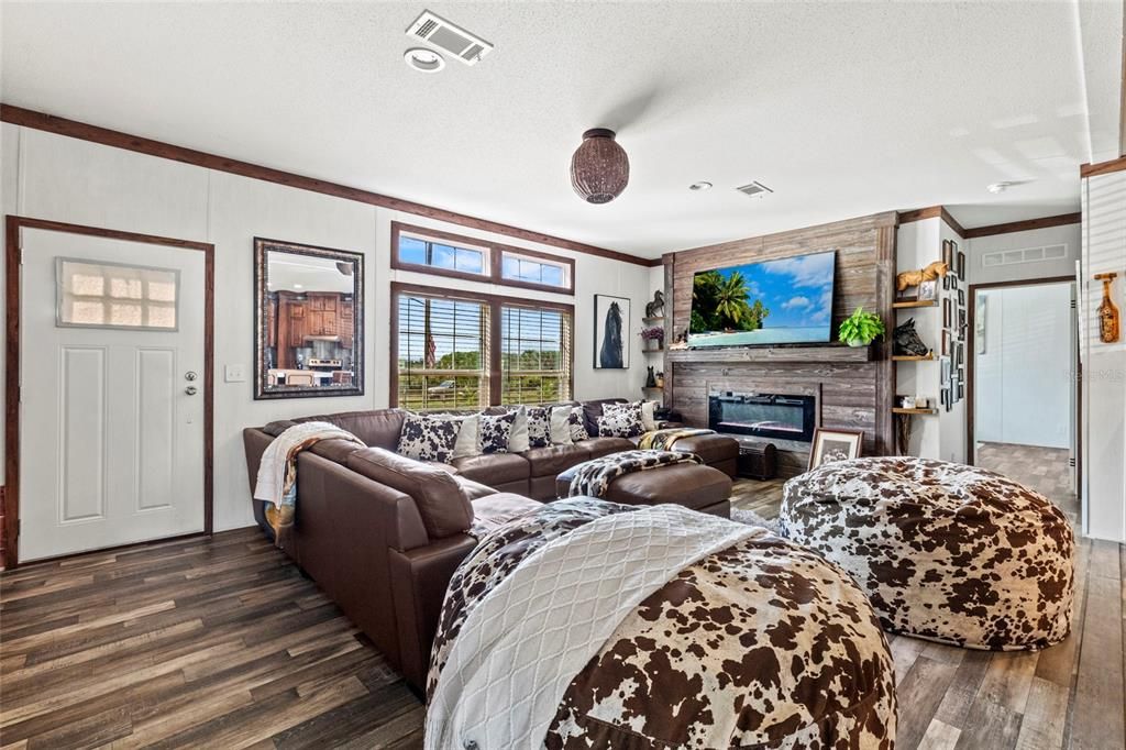 На продажу: $295,900 (3 спален, 2 ванн, 1661 Квадратных фут)