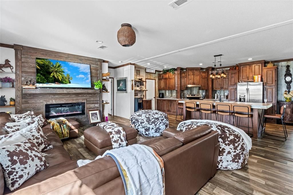 На продажу: $295,900 (3 спален, 2 ванн, 1661 Квадратных фут)