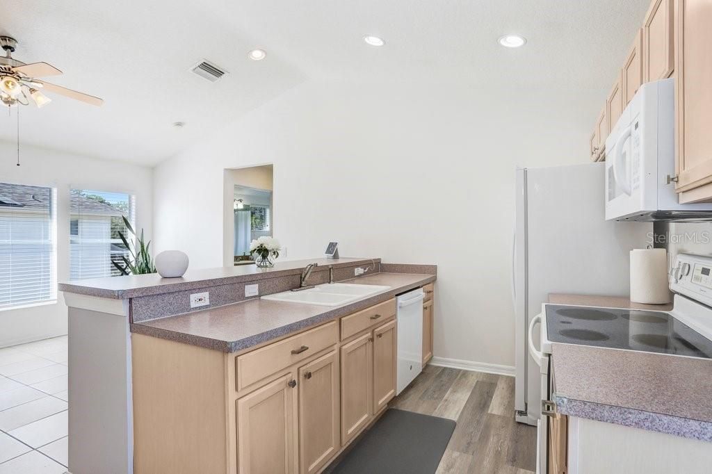 待售: $1,175,000 (5 贝兹, 4 浴室, 3695 平方英尺)