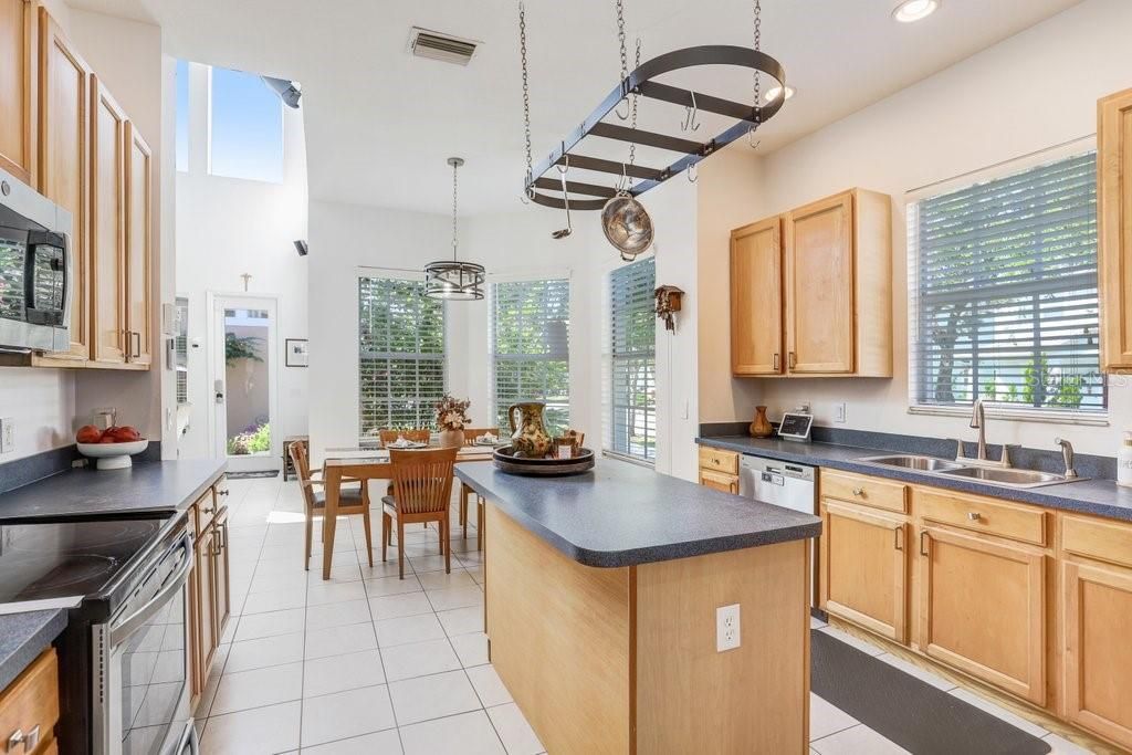 待售: $1,175,000 (5 贝兹, 4 浴室, 3695 平方英尺)