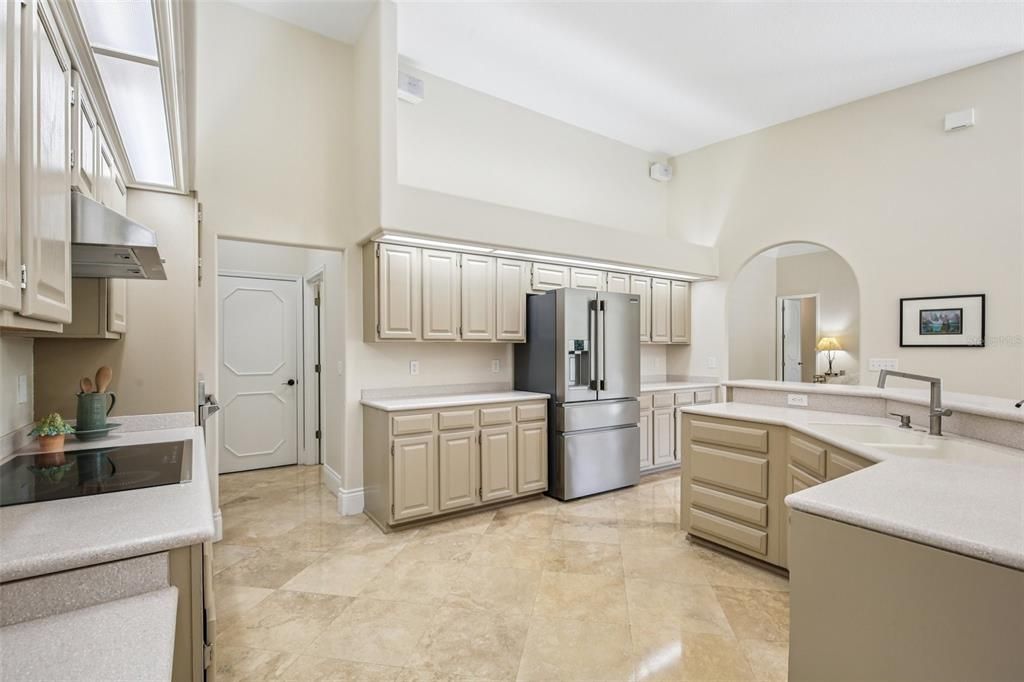 Activo con contrato: $650,000 (5 camas, 3 baños, 2984 Pies cuadrados)