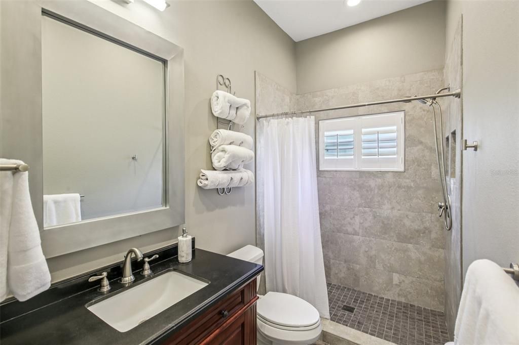 Activo con contrato: $650,000 (5 camas, 3 baños, 2984 Pies cuadrados)