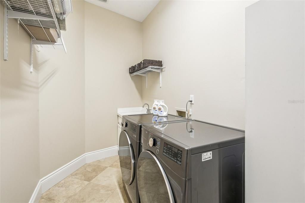 Activo con contrato: $650,000 (5 camas, 3 baños, 2984 Pies cuadrados)