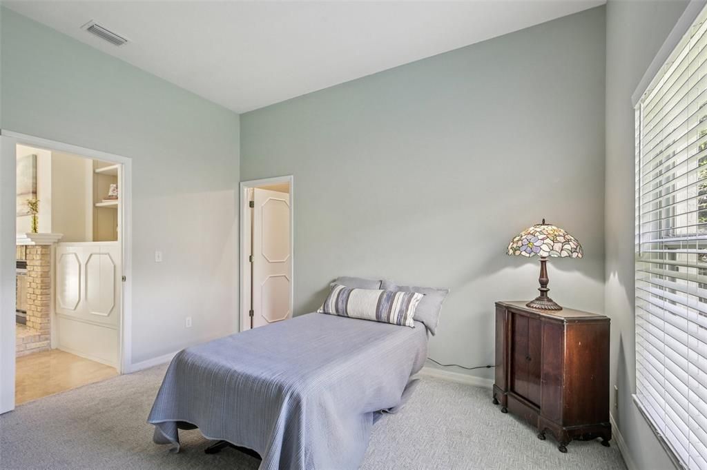 Activo con contrato: $650,000 (5 camas, 3 baños, 2984 Pies cuadrados)