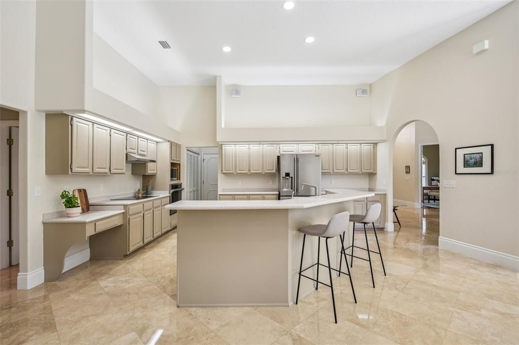 Activo con contrato: $650,000 (5 camas, 3 baños, 2984 Pies cuadrados)